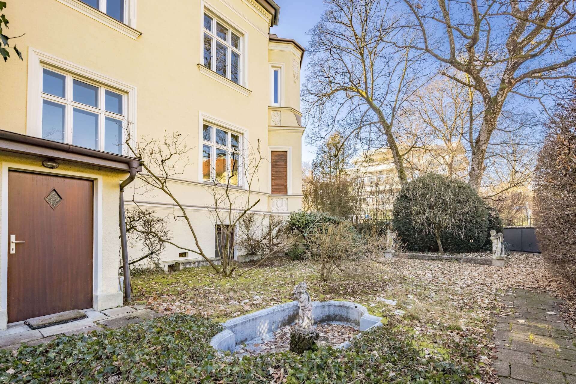 Wasserbecken mit Skulpturen im Stadtgarten